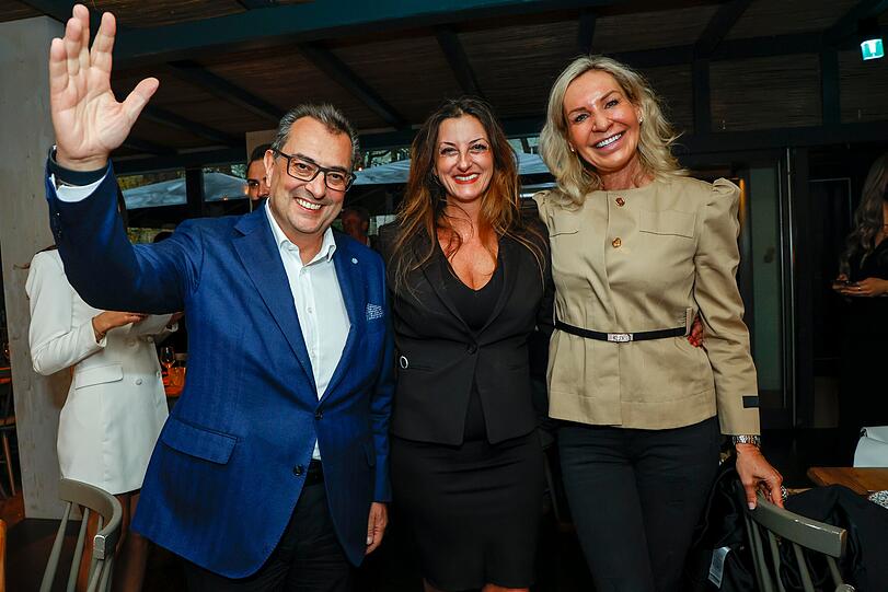 Stavros Konstantinidis und Saskia Greipl-Konstantinidis zusammen mit Cleopatra Tatsi.