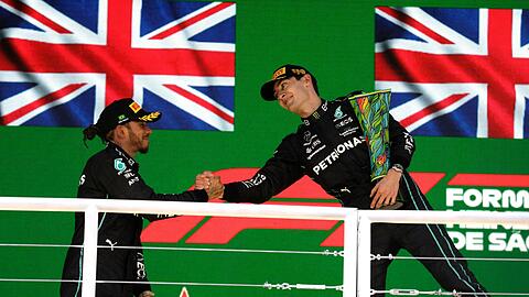Lewis Hamilton (l) machte mit Platz zwei den Doppelerfolg von Mercedes perfekt.