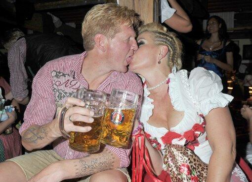 Alle jahre wieder... Das Gesicht der Effenbergs kriegen die Fotografen selten zu sehen. Auch diesmal wurde auf der Wiesn geknutscht, was das Zeug hielt.