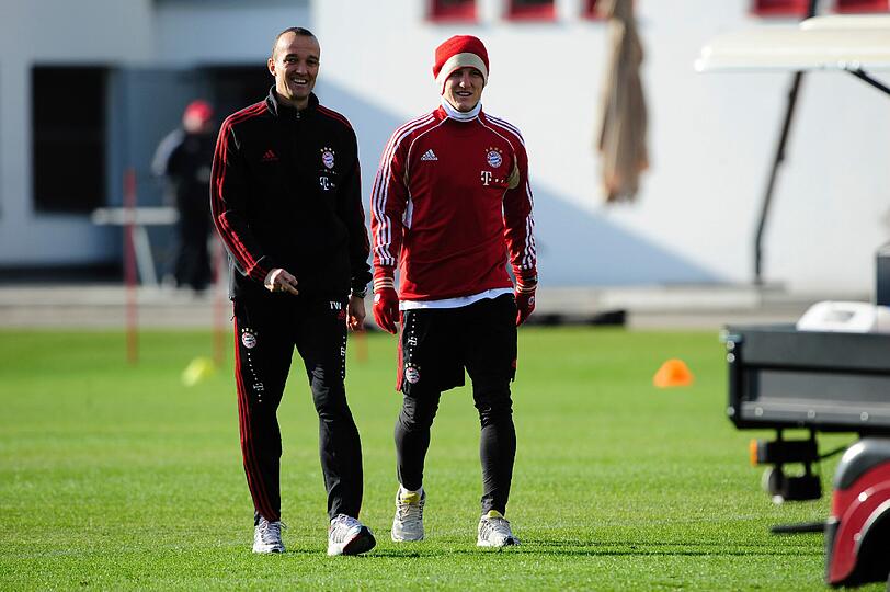 Bastian Schweinsteiger kämpft nach seinem Schlüsselbeinbruch beim viertklassigen Bayern-Nachwuchs um sein Comeback noch vor der Winterpause. &bdquo;Es fühlt sich richtig gut an wieder auf dem Platz zu stehen. Bei den Zweikämpfen muss ich halt noch aufpassen&ldquo;, sagte Schweinsteiger der Nachrichtenagentur dapd. Trainer Jupp Heynckes hofft beim Bundesliga-Heimspiel gegen den 1. FC Köln am 16. Dezember auf die Rückkehr von Schweinsteiger.
