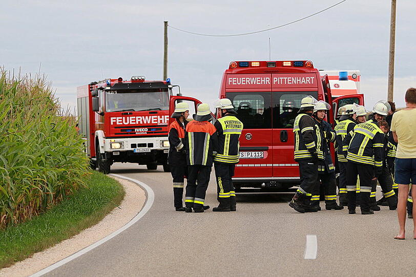 Beim Versuch dem entgegenkommenden Auto auszuweichen, touchierte der Motorradfahrer das Auto, stürzte in ein Maisfeld und verletzte sich schwer.