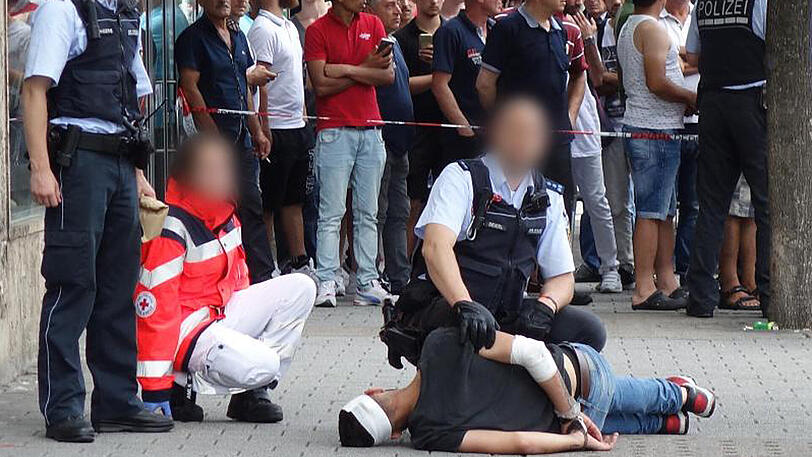 Polizisten nehmen in Reutlingen einen Mann fest, der zuvor eine Frau getötet haben soll.