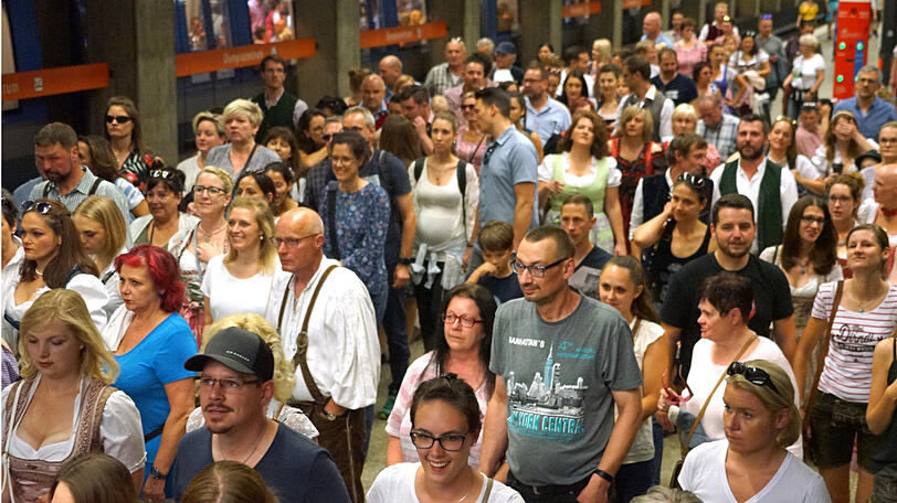 Dirndl, Lederhosn und viele Sonnenbrillen: die Fans auf dem Weg zum Konzert von Andreas Gabalier im Olympiastadion.