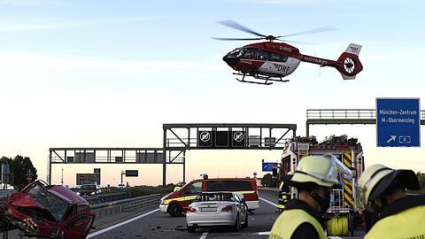 Mit einem Rettungshubschrauber wurde die schwer verletzte Frau in eine Klink gebracht.