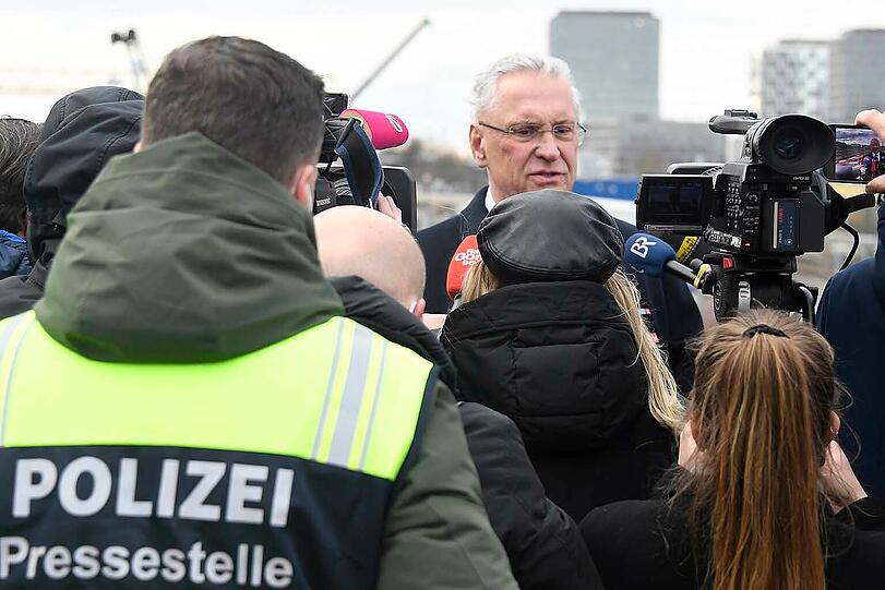 Bayerns Innenminister Joachim Herrmann im Gespräch mit Medienvertretern.