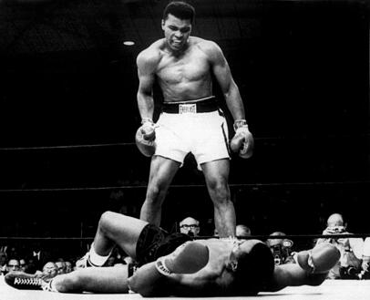 Heute eine Ikone der Boxfotografie: Muhammad Alis (damals noch als Cassius Clay) Weltmeisterschafts-Triumph über Sonny Liston, der nach der sechsten Runde aufgeben musste. Heute eine Ikone der Boxfotografie: Muhammad Alis (damals noch als Cassius Clay) Weltmeisterschafts-Triumph über Sonny Liston, der nach der sechsten Runde aufgeben musste.