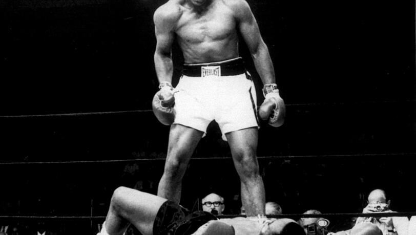 Heute eine Ikone der Boxfotografie: Muhammad Alis (damals noch als Cassius Clay) Weltmeisterschafts-Triumph über Sonny Liston, der nach der sechsten Runde aufgeben musste. Heute eine Ikone der Boxfotografie: Muhammad Alis (damals noch als Cassius Clay) Weltmeisterschafts-Triumph über Sonny Liston, der nach der sechsten Runde aufgeben musste.