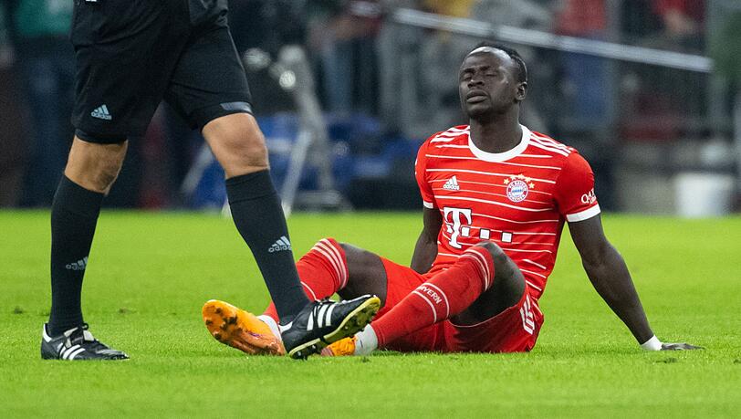 Sadio Manè von München sitzt auf dem Rasen.