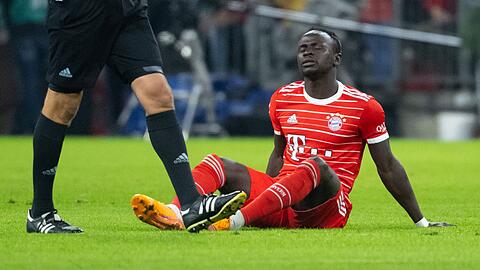 Sadio Manè von München sitzt auf dem Rasen.