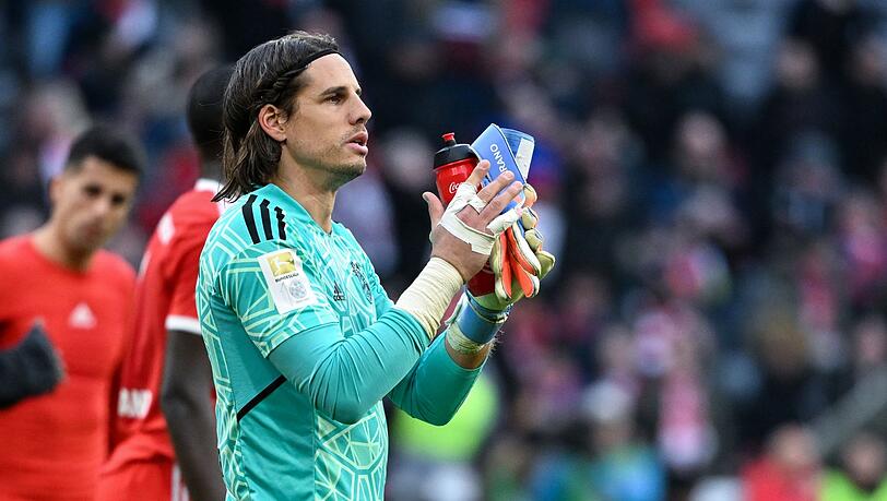 Torwart Yann Sommer von München bedankt sich nach dem Spiel bei den Fans.