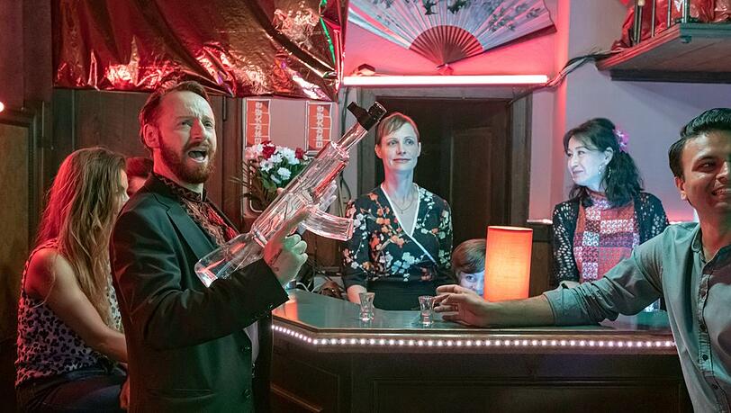 "Sayonara Loreley - Wiedersehen in Rüdesheim": Pawel Kalaschnikow (Ivan Shvedoff, l.) begrüßt Marie (Katharina Marie Schubert) in der Schiffsbar.