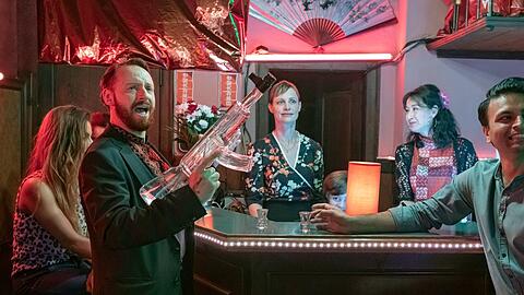 "Sayonara Loreley - Wiedersehen in Rüdesheim": Pawel Kalaschnikow (Ivan Shvedoff, l.) begrüßt Marie (Katharina Marie Schubert) in der Schiffsbar.