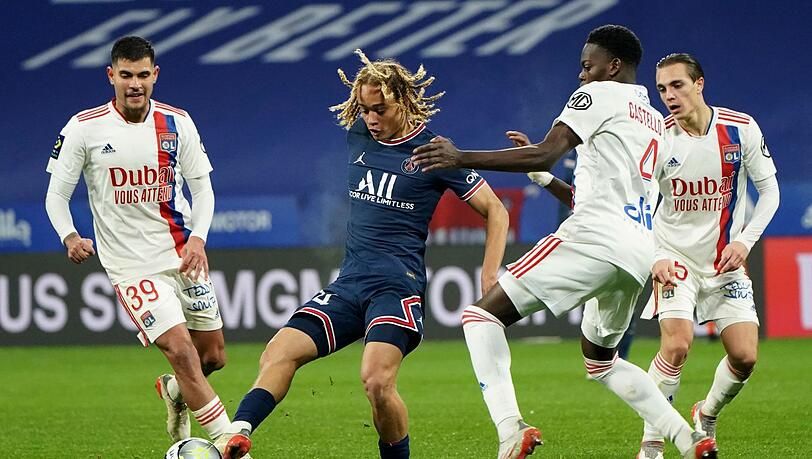 Xavi Simons (M) wird kommende Saison für RB Leipzig spielen.