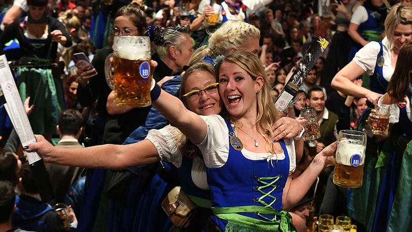 Partystimmung im Wiesnzelt: Wer so viel Spaß beim Feiern haben will, muss auf einige Dinge achten.
