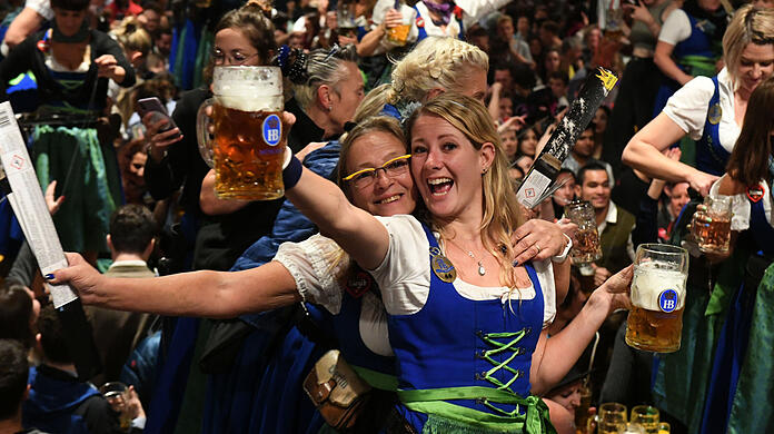 Partystimmung im Wiesnzelt: Wer so viel Spaß beim Feiern haben will, muss auf einige Dinge achten.