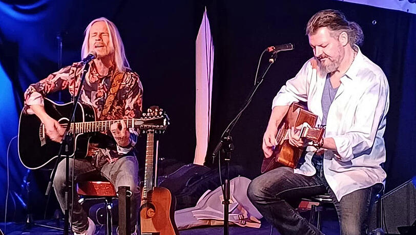 Der Sänger Dan Lucas. Der Sänger Dan Lucas.