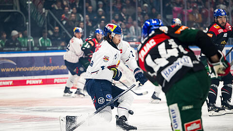 Geliebter Schmerz: Markus Eisenschmid (EHC) blockt einen Kracher des Augsburgers Nolan Zajac, dessen Schüsse schon mal 140 km/h draufhaben.