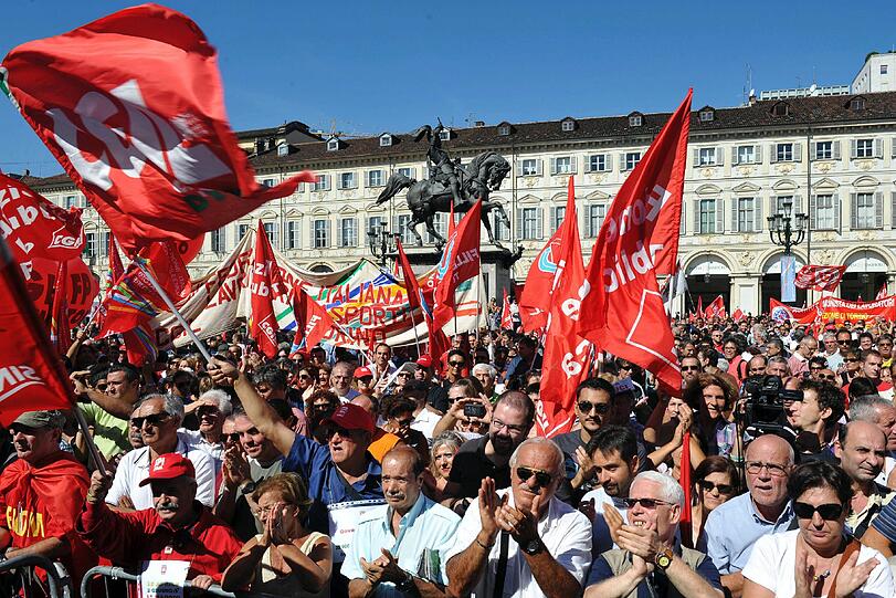Angestellte aus dem öffentlichen Dienst protestieren gegen die strengen Sparmaßnahmen der Regierung: &bdquo;Zahlen müssen die, die schon immer gezahlt haben. Die Bilder