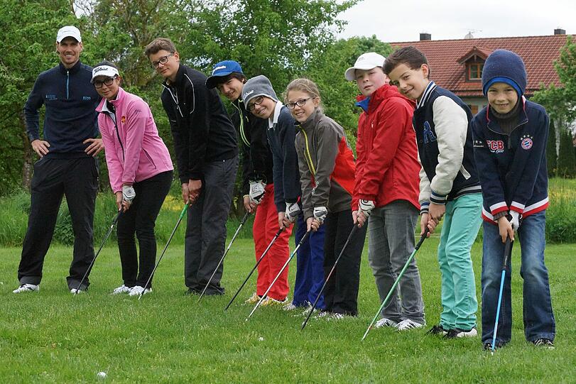 Früh übt sich: Trainer Tino Schuster zeigt den Kids bei der AZ-Jugendsichtung, wie man beim Abschlag stehen muss.
