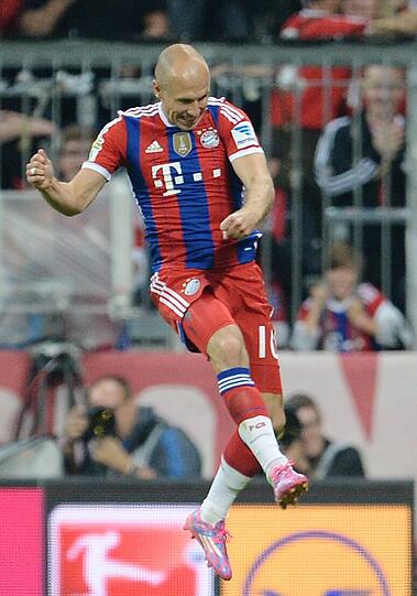 Arjen Robben: Zeigte sich auf der ungewohnten defensiveren Rolle als Schienenspieler von Beginn an hellwach und machte Dampf nach vorne. Größter Aktivposten in der Anfangsphase. Kein Wunder, dass von ihm die Vorarbeit zum 1:0 kam. Krönte seine starke Leistung mit dem 2:0. Note 1
