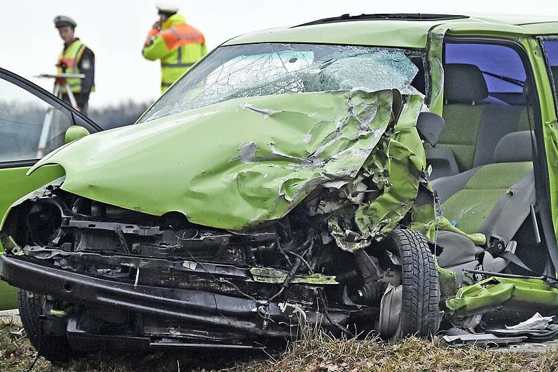 Die Fahrerin des Lupos kam mit schweren Verletzungen ins Krankenhaus.