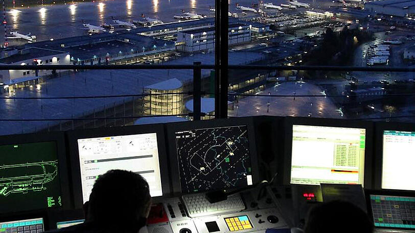 Fluglotsen der Deutschen Flugsicherung (DFS) regeln im Tower des Flughafens Düsseldorf den Luftverkehr.