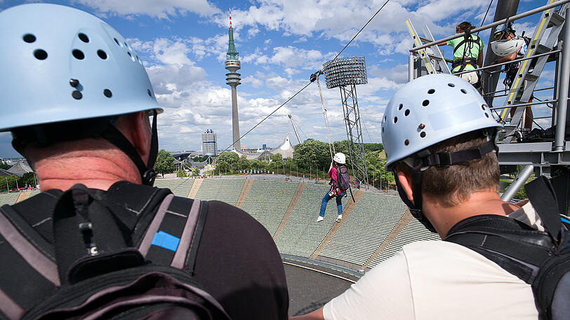 Wandern übers Zeltdach und dann ins Stadion abseilen - die Bilder der spektakulären Olympiapark-Tour.