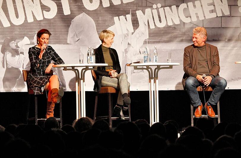 Kristina Frank (links) und ein politischer Flirt zwischen Katrin Habenschaden und Oberbürgermeister Dieter Reiter.