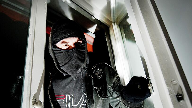 Die Einbrecher konnten unerkannt flüchten. Ihre Beute: Schmuck und Bargeld im Wert von mehreren Tausend Euro. (Symbolbild) Die Einbrecher konnten unerkannt flüchten. Ihre Beute: Schmuck und Bargeld im Wert von mehreren Tausend Euro. (Symbolbild)