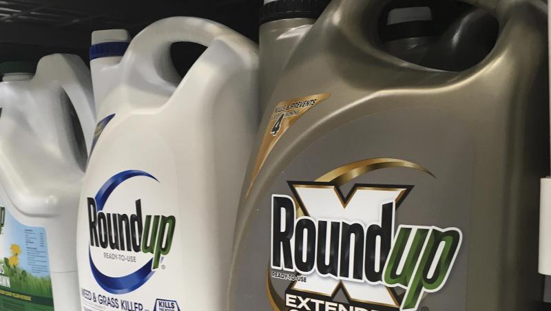 Behälter mit Roundup, einem Unkrautvernichter von Monsanto, stehen in einem Regal in einem Baumarkt. Behälter mit Roundup, einem Unkrautvernichter von Monsanto, stehen in einem Regal in einem Baumarkt.
