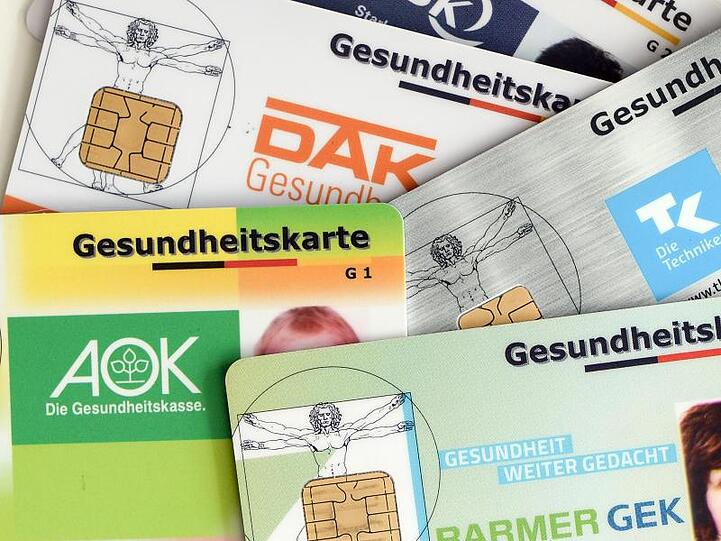 Gesundheitskarten verschiedener Krankenkassen.