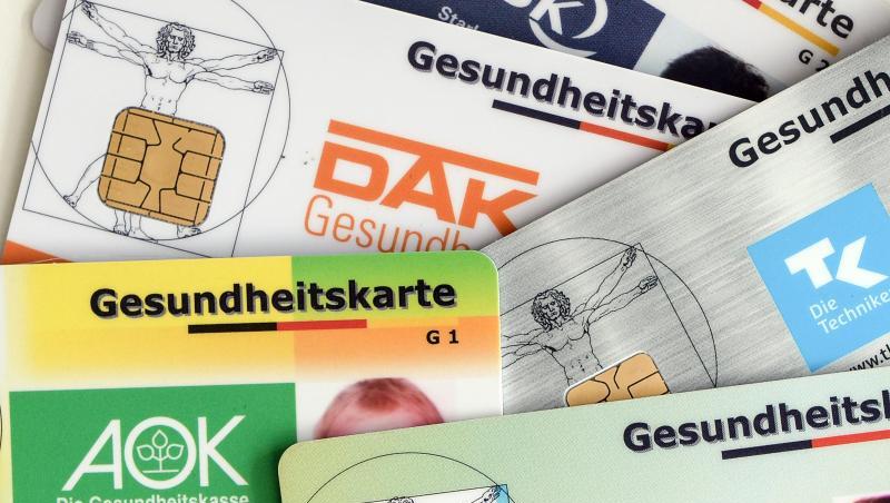 Gesundheitskarten verschiedener Krankenkassen. Gesundheitskarten verschiedener Krankenkassen.
