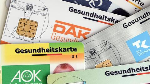 Gesundheitskarten verschiedener Krankenkassen.