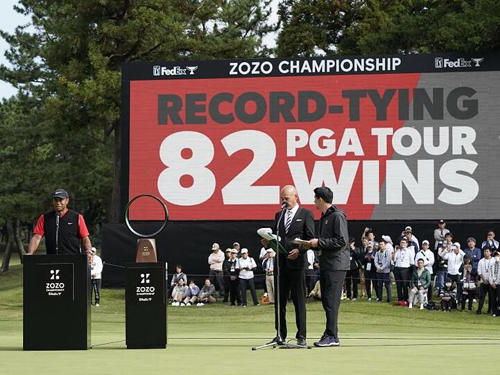 Tiger Woods (l) hat zum 82. Mal ein Turnier der PGA-Tour gewonnen.