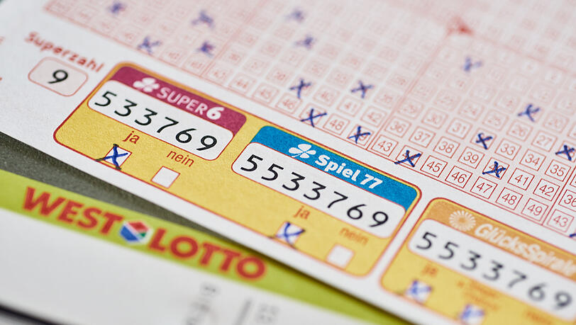 Lotto Bayern ist auf der Suche nach einem Glückspilz, der im Spiel 77 über zweieinhalb Millionen Euro gewonnen hat. (Symbolbild)