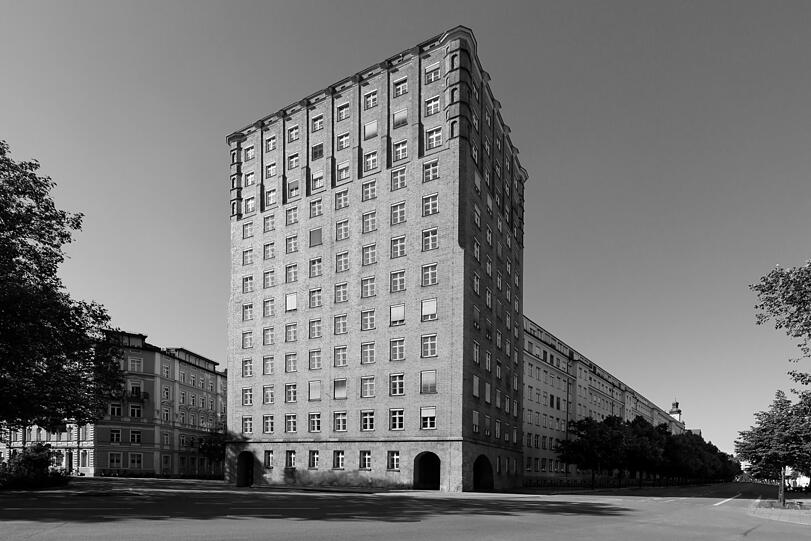 Das Technische Rathaus versucht, die moderne Form des Hochhauses mit der historischen Backsteingotik der Frauenkirche zu versöhnen.