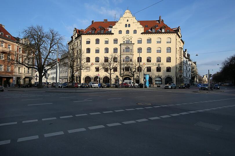 Das Paulaner Bräuhaus - der Platzhirsch am Kapuzinerplatz.