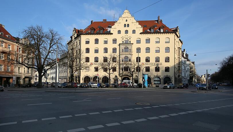 Das Paulaner Bräuhaus - der Platzhirsch am Kapuzinerplatz. Das Paulaner Bräuhaus - der Platzhirsch am Kapuzinerplatz.