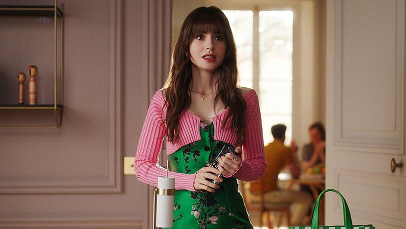 Die Männerwelt lässt Emily (Lily Collins) in Staffel vier mehr als einmal verzweifeln.