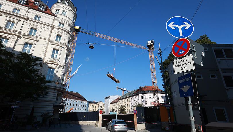 Anwohner wurden wegen der Gefahr aus ihren Häusern geholt.