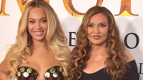 Beyoncé im Dezember 2024 mit ihrer Mutter Tina Knowles.