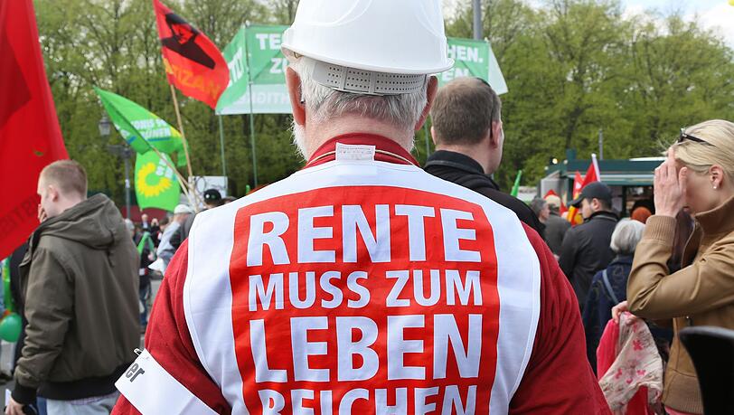 Ein Demonstrant auf einer früheren DGB-Demo. (Archivbild)
