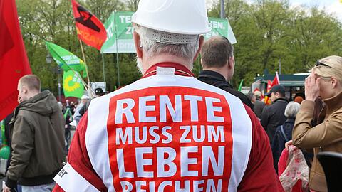 Ein Demonstrant auf einer fr&uuml;heren DGB-Demo. (Archivbild)