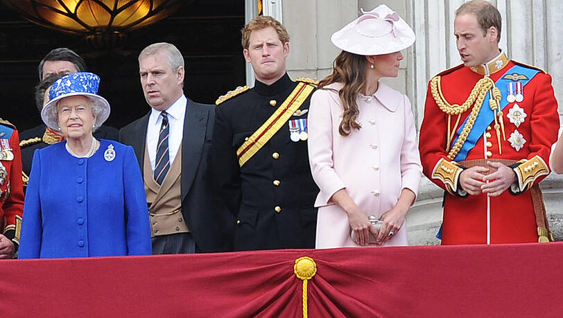 Einst Prinz, heute in Ungnade gefallen: Andrew (re. hinter Queen Elizabeth II.).