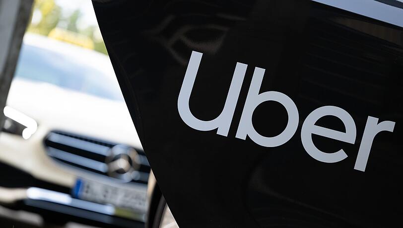 Uber-Fahrten mussten sich in München zuletzt am Taxipreis orientieren. (Archivbild) Uber-Fahrten mussten sich in München zuletzt am Taxipreis orientieren. (Archivbild)