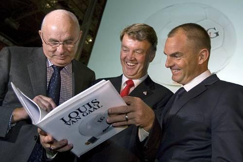 Was für ein Spaß! Buchautor Louis van Gaal amüsiert sich offenbar prächtig mit dem ehemaligen Präsidenten von Ajax Amsterdam, Michael van Praag (links), und mit seinem Ex-Schützling Ronald de Boer (rechts).
