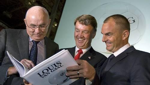 Was für ein Spaß! Buchautor Louis van Gaal amüsiert sich offenbar prächtig mit dem ehemaligen Präsidenten von Ajax Amsterdam, Michael van Praag (links), und mit seinem Ex-Schützling Ronald de Boer (rechts). Was für ein Spaß! Buchautor Louis van Gaal amüsiert sich offenbar prächtig mit dem ehemaligen Präsidenten von Ajax Amsterdam, Michael van Praag (links), und mit seinem Ex-Schützling Ronald de Boer (rechts).