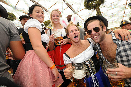 Auch die Männer machen im Dirndl manchmal eine recht gute Figur, wenn da nur das Brusthaar nicht wäre...
