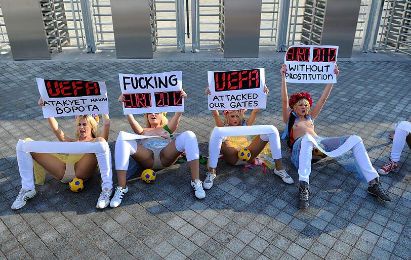 Oben ohne protestieren Frauen der Organisation FEMEN in Kiew gegen Prostitution - die ihrer Meinung nach zur Fußball-EM rapide zunehmen wird.