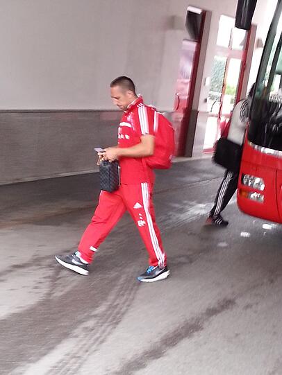 Auf dem Weg von der Säbener Straße zum Mannschaftshotel. Die Bayern-Stars gaben wartenden Fans vor dem Bundesliga-Auftakt noch ein paar Autogramme. Hier die Bilder.